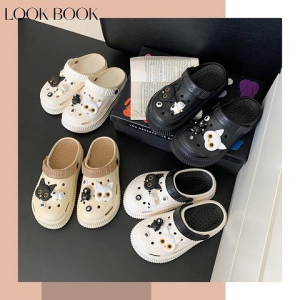 TKGirl งานปังเวอร์ รองเท้าแตะแฟชั่นหัวโต สวมใส่ใช้งานง่าย  มี 4 สีให้เลือกสุดคุ้ม พื้นนิ่มใส่สบาย สายรัดส้นตัดสลับสีสุดเท่ห์ พร้อมตัวติดน้องแมวสุดน่ารัก รีบกดใส่ตระกร้าไว้เลยน๊าาา