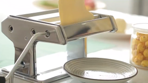 \*\* แผ่นเกี๊ยว 4 In 1 เครื่องตัดเส้นพาสต้า เครื่องทําเส้นบะหมี่ เครื่องทำเส้นบะหมี่ เครื่องทําเส้นบะหมี่ เครื่องทำเส้นก๋วยเตี๋ยว เครื่องตัด พร้อมส่ง เครื่องรีดแป้ง เครื่องรีดเส้น วัสดุสแตนเลสไม่เป็นสนิม