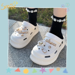 LHMoonlight พร้อมส่ง รองเท้าแตะแฟชั่นแบบสวม ฟรีตัวติดรองเท้า เซ็ทน่ารักๆลายดอกไม้ มันละมุนมากกก มีทั้งหมด 6สีสวยๆ เป็นงานสีทูโทน พื้นนิ่มระดับสิบ ใส่สบายเป็นมิตรกับเท้ามาก ห้ามพลาดด