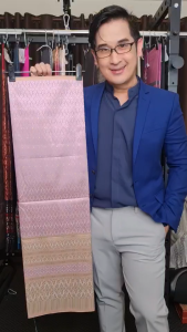 33.ผ้าฝ้าย ผ้าทอทั้งผืน ลายยกใหญ่โบราณลายสายหมอกกับดอกไม้ สีชมพู