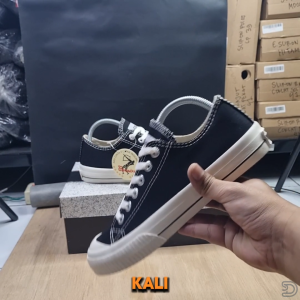 Sepatu Warrior Sneaker Pria Pendek Tali Hitam Putih