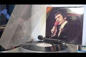 2 แผ่นเสียง 12นิ้ว f55 GENE PITNEY แผ่นสวย VG+ ริ้วรอยบาง เสียงรบกวน ไม่มีรอยลึก แผ่นล้างทำความสะอาด ปก VG+ มีตำหนิขอบนิดหน่อย ขอบไม่ขาด สันไม่ทะลุ ราคาใช้จ่ายส่งผ่าน 2-3 รายการ รวม ออเดอร์เดียวกัน ประหยัดค่าส่ง ทางร้าน VINYLTHA