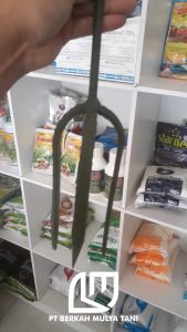 Trisula Alat Penggembur Tanah Cakar Manual Di Lubang Tanam Mulsa Perangkat Pertanian Tradisional Alat Pertanian Tangan Efisien - Lazada