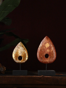 เครื่องประดับห้องนั่งเล่นงานฝีมือเอเชียตะวันออกเฉียงใต้ประดับตู้โทรทัศน์ใบไม้เขตร้อนประดับตกแต่งด้วยแผ่นกระดาษทอง