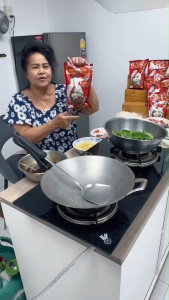 ซอสกะเพราพริกแห้งครัวบ้านแม่ 1 กิโล - ชุ่มชูซอสกะเพราพริก 10 ครัวบ้าน 1 กิโล