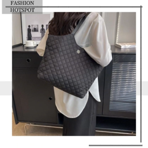 LHSunday ขายดี แนะนำ กระเป๋าแฟชั่นสไตล์หรูหรา มีมาให้เลือก 2 สี ดำ ขาว สุดคลาสสิค ลายตารางสุดชิค กิมมิคอะไหล่สีทอง แมทช์ง่าย พกไปได้ทุกงาน