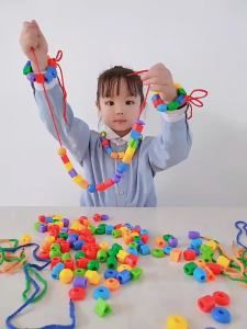 HAHA TOY Mainan Meronce Manik-manik Tali Primer Mainan Edukasi Montessori Gelang Bentuk Geometris