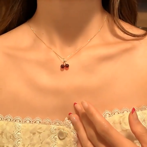 Pinapple สร้อยคอโกเมนเชอร์รี่สีแดงอุปกรณ์เสริมการออกแบบเฉพาะของผู้หญิงฤดูร้อนปี 2024 ห่วงโซ่กระดูกไหปลาร้าใหม่