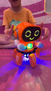 Robot 8 chân nhún nhảy theo điệu nhạc Đồ Chơi