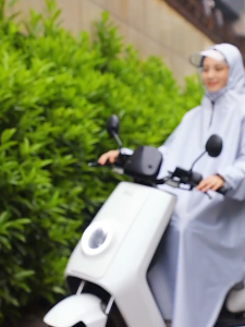 Áo Mưa Trùm Kín Có Kính Chắn Mặt – Chống Ướt Toàn Diện Tiện Lợi Cho Người Đi Xe Máy Màu Thời Trang