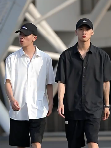 FARUILINE STORE เสื้อเชิ้ตผู้ชาย ทรงหลวม แขนสั้น สีทึบ ปลอกคอคิวบา สไตล์พื้นฐาน แฟชั่นเกาหลี