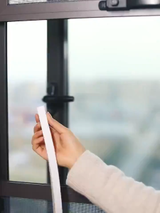 Cuộn Băng Keo Xốp Dài 2 Mét dán khung cửa gỗ lấp kín khe hở cách âm chống thoát nhiệt bớt ồn vành loa xốp