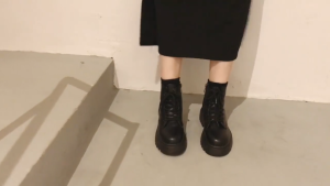 LucyShoes รองเท้าบูทมาร์ตินสไตล์อังกฤษ รองเท้าบูทสั้นสีดำทันสมัยสำหรับผู้หญิง วัสดุขนาดใหญ่ 35-42PU สะดวกสบายและทนทาน