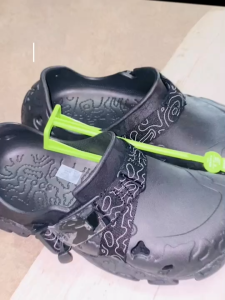 Crocs รองเท้าผู้ชายรองเท้าชายหาด Crocs Mens Trintan Tank รองเท้าแตะลำลองกลางแจ้ง 208173