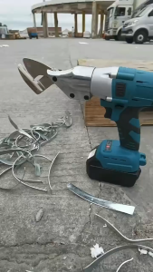 Makita กรรไกรไฟฟ้า เครื่องตัดแผ่นโลหะ กรรไกรตัดแผ่นเหล็กไฟฟ้า แบบชาร์จแบตแบตเตอรี่ลิเธียมประสิทธิภาพสูง แบบพกพา 21V ไฟฟ้า 2300W