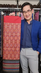 39.ผ้าไหมแกมฝ้าย ผ้าทอทั้งผืน ลายแพรวาต่อจก สีแดงก่ำ