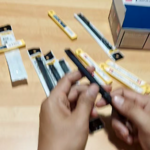 Dao rọc giấy nhọn góc 30° Deli thép SK5 mẫu mới đẹp chắc chắn