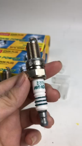 Bugi Đánh Lửa Xe Suzuki XL 7  Ertiga  Chevrolet Spark Aveo 1.2 Chân Dài Ren 12 Denso ZXU22