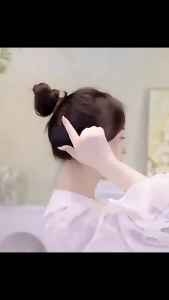 Jepit Rambut Salon SUPER JUMBO 13cm Pita Elegant Rhinestone Chiffon Big Bow Hair Claw HCBR008\\n\\n Kenali Jepit Rambut Salon Super Jumbo\\n\\n Apa Itu Jepit Rambut Salon Super Jumbo?\\n\\nJepit rambut salon super jumbo adalah produk aksesoris rambut yang dirancang dengan ukuran besar dan elegan. Dengan bentuk seperti pita elegant rhinestone chiffon, jepit rambut ini memberikan penampilan yang menarik dan mewah.\\n\\n Kelebihan Jepit Rambut Salon Super Jumbo\\n\\nJepit rambut salon super jumbo memiliki beberapa kelebihan, antara lain:\\n\\n- Desain elegan dengan pita rhinestone chiffon memberikan penampilan yang menarik dan mewah\\n- Ukuran besar yang memudahkan penggunaan dan penyesuaian pada berbagai gaya rambut\\n- Bahan berkualitas tinggi yang tahan lama dan tidak merusak rambut\\n- Mudah digunakan dan dapat disesuaikan dengan berbagai jenis rambut\\n\\n Cara Menggunakan Jepit Rambut Salon Super Jumbo\\n\\n Langkah-Langkah Menggunakan Jepit Rambut Salon Super Jumbo\\n\\nBerikut adalah langkah-langkah menggunakan jepit rambut salon super jumbo:\\n\\n1. Siapkan rambut yang sudah dibersihkan dan dikeringkan\\n2. Pilih lokasi di mana Anda ingin meletakkan jepit rambut\\n3. Tempelkan jepit rambut pada rambut dengan hati-hati\\n4. Sesuaikan posisi jepit rambut agar terlihat menarik dan rapi\\n5. Gunakan jepit rambut lain jika diperlukan untuk menambah variasi gaya rambut\\n\\n Tips Memilih Ukuran Jepit Rambut Salon Super Jumbo yang Tepat\\n\\nBerikut adalah beberapa tips memilih ukuran jepit rambut salon super jumbo yang tepat:\\n\\n- Pertimbangkan jenis rambut Anda, apakah tebal atau tipis\\n- Pilih ukuran jepit rambut yang sesuai dengan gaya rambut yang ingin dicapai\\n- Jika Anda memiliki rambut panjang, pilih ukuran jepit rambut yang lebih besar\\n- Jika Anda memiliki rambut pendek, pilih ukuran jepit rambut yang lebih kecil\\n\\n Aksesoris Rambut untuk Penjualan E-Commerce\\n\\n Strategi Menjual Aksesoris Rambut di E-Commerce\\n\\nBerikut adalah beberapa strategi menjual aksesoris rambut di e-commerce:\\n\\n- Gunakan kata kunci yang relevan seperti 'Jepit Rambut Salon Super Jumbo' dan 'Pita Elegant Rhinestone Chiffon'\\n- Buat deskripsi produk yang menarik dan informatif\\n- Gunakan gambar produk yang berkualitas tinggi dan menunjukkan detail produk\\n- Tawarkan diskon atau promo untuk meningkatkan penjualan\\n- Berikan layanan pelanggan yang baik dan responsif\\n\\n Peluang Pasar Jepit Rambut Salon Super Jumbo di E-Commerce\\n\\nJepit rambut salon super jumbo memiliki peluang pasar yang besar di e-commerce. Dengan desain elegan dan ukuran besar, jepit rambut ini cocok untuk berbagai jenis rambut dan gaya penampilan. Selain itu, permintaan aksesoris rambut yang unik dan menarik terus meningkat di pasar e-commerce. Oleh karena itu, penjualan jepit rambut salon super jumbo memiliki potensi untuk tumbuh dan berkembang di pasar e-commerce.\n}