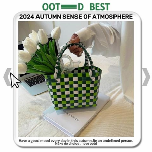 LKShoes  รุ่นใหม่สุดฮิต กระเป๋าถือแฟชั่น ลายตารางสุดน่ารัก รุ่นนี้ผลิตจากวัสดุดี ทนทาน น้ำหนักเบา เป็นงานถักน่ารักๆ พกพาง่ายสะดวก ใบขนาดเล็กกระทัดรัด มีติดบ้านไว้ไม่ตกเทรนด์