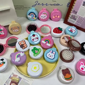 Gương lược mini hình gấu gấp gọn bỏ túi - Gương trang điểm hình Bánh quy kèm lược
