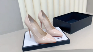 (มาใหม่) เซ็กซี่ แฟชั่น รองเท้าส้นสูงผู้หญิง 3.15นิ้ว รองเท้าส้นสูงสีทึบ หนังเเก้วเงา รองเท้าส้นเข็ม แมทช์ได้ทุกชุด