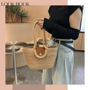 Wulove  คอลเล็คชั่นใหม่พร้อมส่ง กระเป๋าสะพายแฟชั่น งานไทย ดีไซน์สวย  ดูมีความย้อนยุค ดีเทลงานสานให้วามเป็นไทย ประดับกระดุมมุกยิ่งเพิ่มกิมมิคให้กับเป๋าดูมีอะไรมากขึ้น พร้อมส่ง 2 สี กดสั่งได้เลย