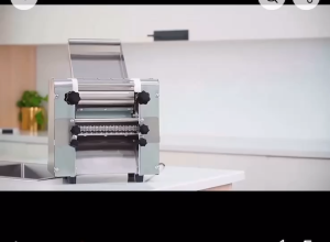 เครื่องทำเส้น เครื่องรีดแป้ง ทําเส้นบะหมี่ เส้นพาสต้า Desktop electric kneading machine