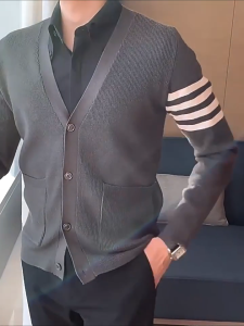 ฤดูใบไม้ร่วงและฤดูหนาวใหม่คอวีสี่บาร์ถักคาร์ดิแกนแฟชั่นกระเป๋าคู่เสื้อหลวมด้านบน