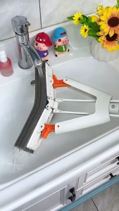 BLUE WHALE ไม้ถูหัวฟองน้ำดันน้ำดันฝุ่น ซึมซับน้ำได้ดี ใช้งานง่ายมีที่จับบีบน้ำออก สะดวกต่อการใช้งาน