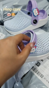 โปรใหม่ซื้อ1แถมตุ๊กตา2ตัว รองเท้าเเตะเด็ก Crocs Kids ไซร้ 25 ถึง 35 ผลิตจากยางอย่างดีนิ่ม เบาไม่ลื่น ราคาถูกกว่าร้านอื่น