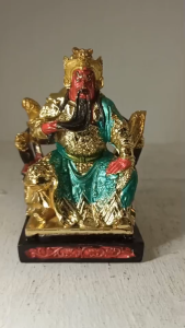 กวนอูนั่งบัลลังก์จับหนวดขนาดสูง4นิ้วงานเรซิ่นชุบทองเค