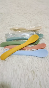 ช้อนอาหารเด็ก บนโต๊ะอาหาร ช้อนนุ่ม ปลอดสาร BPA ช้อนซิลิโคน เกรดอาหาร ช้อนโค้ง ขนาดเล็ก ช้อนอาหารเด็ก