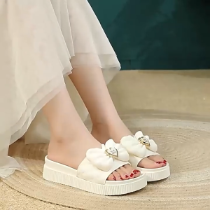 รองเท้าแตะผู้หญิงกันลื่นพื้นหนาเรียบง่าย โบว์กันลื่น ใส่ด้านนอกรองเท้าแตะเพิ่มความสูง