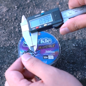 Senar Nilon Colorful Invisible 300m Senar Speckle Biru Hijau Memancing Halus Anti Keriting Kuat Professional Fishing Line