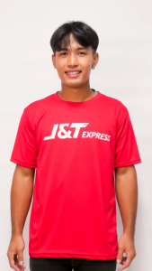 A047 เสื้อยืดคอกลม สกรีนลายJ&Tส่งไว!!เสื้อยืดผู้ชายเท่ๆ เสื้อสกรีนลาย มี3สีขาว ดำ แดง มี4ไซส์ MLXL2XLเนื้อผ้ากีฬา ผ้าดีนุ่มลื่น สวมใส่สบาย แห้งไว ไม่อับชื้น