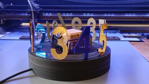 ตัวเลข คริลิคสีทองกระจกเงา 8 สุด หนา 2 มิล ซึ่งมีฟิล์มใสซอฟี่สำหรับการใช้งานด้วย ลอกออกได้เมื่อติดตั้งเสร็จ