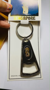 Souvenir From Singapore พวงกุญแจที่ระลึก จากประเทศสิงคโปร์ เป็นที่เปิดขวด ลายสิงโตสีทอง พร้อมกล่องพลาสติก