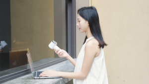 พัดลมพกพา HandHeld Cooling Fan พร้อมแผ่นทำความเย็นให้ความ สดชื่น แบตอึด น้ำหนักเบา ดีไซน์สวย มี 3 สีให้เลือก