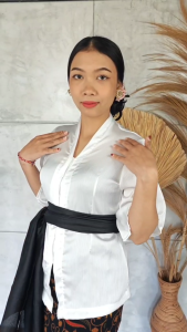 Setelan Kebaya Kartini Silk Lavina dan Bawahan Kamen Jadi Songket Batik Stretch Selendang Bali