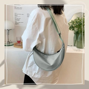 QJshop  มาใหม่ สวยมาก กระเป๋าคาดอกได้ คาดเอวก็ได้ ดีไซน์เรียบๆแต่ดูดี สีพื้นมีให้เลือกถึง 4 สี แต่ละสีคือ หยิบแมทช์ง่าย ใส่ได้กับทุกการแต่งตัว ลองเลยยย