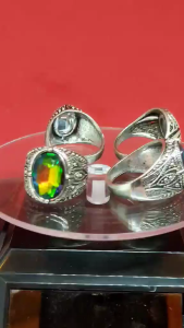 Cincin Batu Delima Kristel Warna Pelangi dan Warna Ungu(Bersinar_Sinar) (Batu Saiz :+/-1.5cm*1 cm) yg ikat dgn cincin Salung Silver campur Hitam Plated