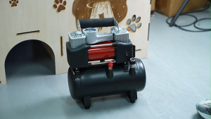 【รับประกัน 10 ปี】ปั้มลม ไฟฟ้า แบตเตอรี่ลิเธียมปั๊มลม ไร้สายปั๊มลม ปั๊มลมไฟฟ้า ปั๊มลมโรตารี่ เครื่องปั้มลม ปั๊มลมเสียงเงียบ ปั๊มลมไร้น้ำมัน ปั๊มลมออยล์ฟรี มาพร้อมของแถม อุปกรณ์ 5 ชิ้น Lithium battery wireless air pump อุปกรณ์เสริมฟรีในช่วงเวลาจำกัด