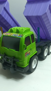 รถดั้ม 6 ล้อ เล่นมือ ยกดั้มได้ ไม่มีลาน พร้อมอุปกรณ์ตัก