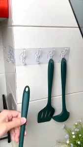 AT.Homemart สินค้าใหม่ ตะขอแขวน ตะขอติดผนัง มีกาวในตัว ไม่ต้องเจาะผนัง ที่แขวน มีตะขอ ถึง 6 แถว สีใส แข็งแรงน่าใช้งาน(B63-1)