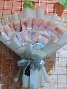 Buket uang palsu
