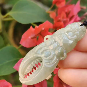 Light Green Hue Natural Type A Jadeite Pendant Necklace crafted as crab claws symbols of everything is stable money comes from all directions and a title on the gold list with QIC approved certificate weigh 15.95 grams 49.5 * 19 * 9.1 mm (pendant42)