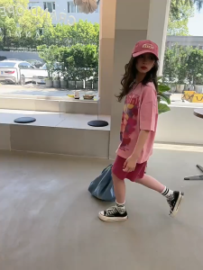 ALENA 🧡🧡🧡  Bộ Đồ Mùa Hè Cho Bé Gái Hoạt Hình Tay Ngắn + Quần Short Phong Cách Hàn Quốc Cho Bé Gái Bộ Đồ Thể Thao Hai Mảnh Thời Trang Cho Bé Gái Taobao Áo Thun Cho Bé Gái Áo Thun Bé Gái  Áo Bé Gái  Áo Cho Bé Gái  Áo Croptop Bé Gái  Áo Sơ Mi Bé Gái Quần