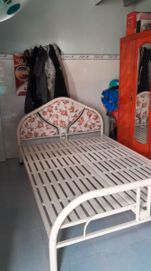 Giường ngủ bằng sắt giá rẻ chịu lực cao nằm 3 4 người nằm ngang 1m6x2m