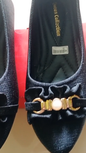 QUEEN - Flatshoes Wanita Sepatu Balet Variasi Mutiara AD 05\\n\\n Pengenalan Sepatu Balet Desain Elegan\\n\\nSepatu balet adalah sepatu yang dibuat dengan desain klasik dan elegan, yang sering digunakan oleh wanita di berbagai acara formal dan kasual. Dalam artikel ini, kita akan membahas tentang Sepatu Balet Desain Elegan, khususnya model Flatshoes Wanita AD 05.\\n\\n Karakteristik Sepatu Balet Nyaman dan Elegan\\n\\nSepatu balet memiliki beberapa karakteristik utama yang membuatnya menjadi pilihan tepat untuk wanita yang mencari sepatu nyaman dan elegan. Beberapa karakteristik tersebut adalah:\\n\\n- Desain klasik dan elegan\\n- Material berkualitas tinggi\\n- Sol empuk dan nyaman\\n- Ukuran yang pas dan cocok dengan berbagai ukuran kaki\\n\\n Perbedaan Flatshoes Wanita AD 05 dengan Model Lain\\n\\nFlatshoes Wanita AD 05 memiliki beberapa perbedaan dengan model sepatu balet lainnya, seperti:\\n\\n- Variasi mutiara yang memberikan sentuhan mewah dan elegan\\n- Desain lebih ramping dan modern\\n- Material berkualitas tinggi yang membuatnya tahan lama\\n\\n Sepatu Balet untuk Acara Formal\\n\\nSepatu balet adalah pilihan tepat untuk acara formal karena desainnya yang elegan dan klasik. Berikut adalah beberapa poin penting tentang sepatu balet untuk acara formal:\\n\\n Pilihan Warna Sepatu Balet Wanita Mutiara\\n\\nWarna sepatu balet mutiara dapat memberikan sentuhan mewah dan elegan pada penampilan Anda. Beberapa pilihan warna sepatu balet mutiara yang populer adalah:\\n\\n- Putih mutiara\\n- Biru mutiara\\n- Merah mutiara\\n\\n Menggunakan Sepatu Balet dalam Berbagai Acara\\n\\nSepatu balet dapat digunakan dalam berbagai acara formal dan kasual, seperti:\\n\\n- Pernikahan\\n- Acara pesta\\n- Pertemuan bisnis\\n- Kegiatan sehari-hari\\n\\n Pemilihan Sepatu Balet yang Tepat\\n\\nPemilihan sepatu balet yang tepat sangat penting untuk mendapatkan penampilan yang sempurna. Berikut adalah beberapa tips tentang pemilihan sepatu balet yang tepat:\\n\\n Mencocokkan Sepatu Balet dengan Pakaian\\n\\nUntuk mendapatkan penampilan yang sempurna, Anda harus memilih sepatu balet yang sesuai dengan pakaian Anda. Beberapa tips tentang mencocokkan sepatu balet dengan pakaian adalah:\\n\\n- Pilih warna sepatu yang sesuai dengan warna pakaian Anda\\n- Pilih desain sepatu yang sesuai dengan gaya pakaian Anda\\n- Pertimbangkan acara yang akan Anda hadiri saat memilih sepatu balet\\n\\n Perawatan Sepatu Balet untuk Meningkatkan Durabilitas\\n\\nPerawatan sepatu balet sangat penting untuk meningkatkan durabilitas dan menjaga penampilannya tetap cantik. Beberapa tips tentang perawatan sepatu balet adalah:\\n\\n- Bersihkan sepatu secara rutin menggunakan kain lembut dan sabun cuci pakaian\\n- Jangan biarkan sepatu terkena air atau cuaca ekstrem\\n- Simpan sepatu di tempat yang kering dan aman\n}